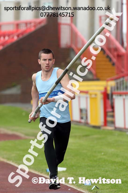 Mens under-20s pole vault, North Eastern Track and Field Champs, Gateshead Stadium. Photo: David T. Hewitson/Sports for All Pics